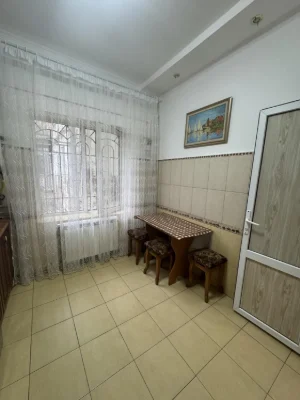 Продам 3-к квартиру-будинок з ремонтом на вул. Ватутіна/Б.Хм