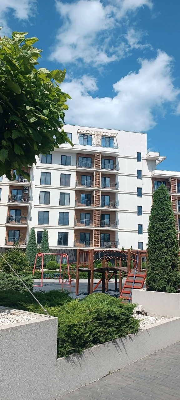 Продам 2-кімнатну квартиру з великою терасою в ЖК «Марініст»