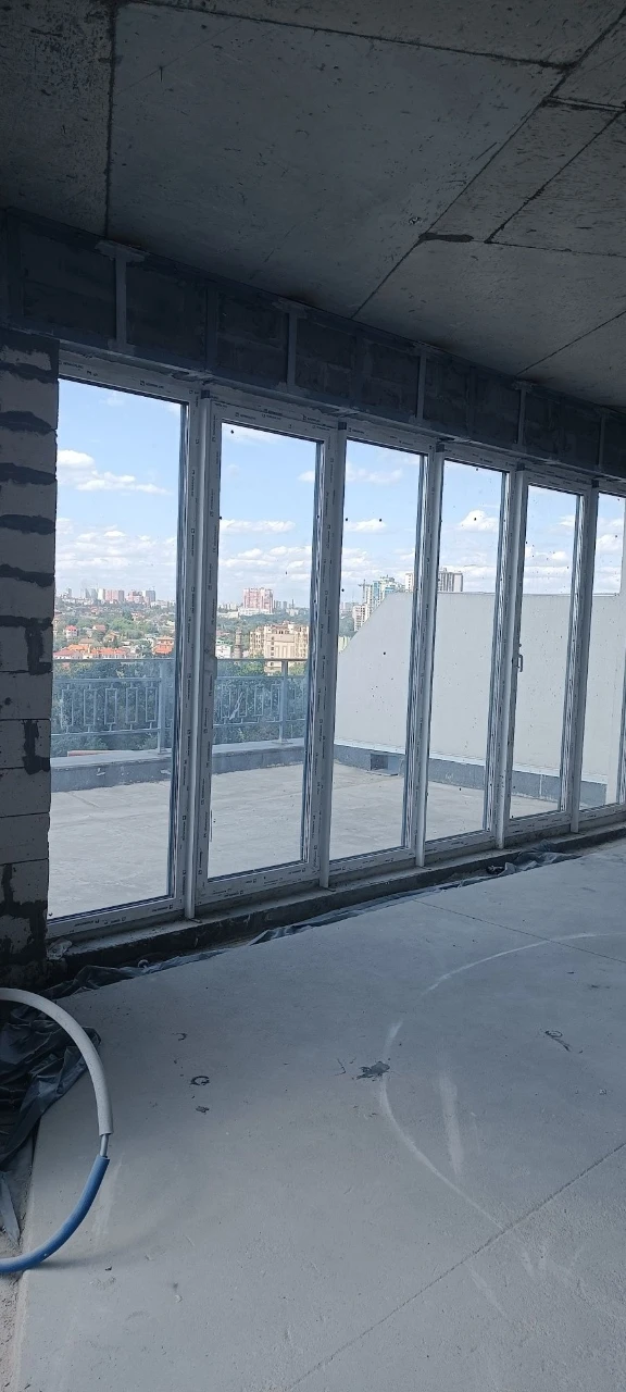 Продам 2-кімнатну квартиру з великою терасою в ЖК «Марініст»