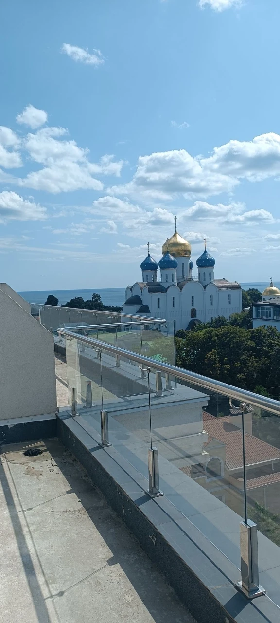 Продам 2-кімнатну квартиру з великою терасою в ЖК «Марініст»
