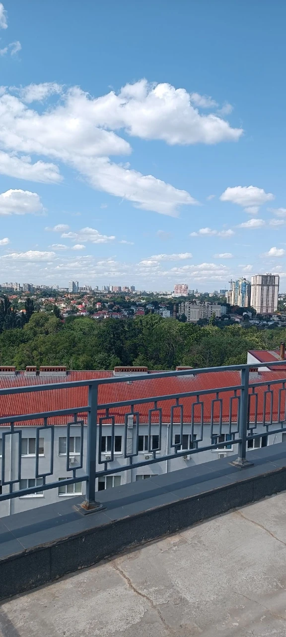 Продам 2-кімнатну квартиру з великою терасою в ЖК «Марініст»