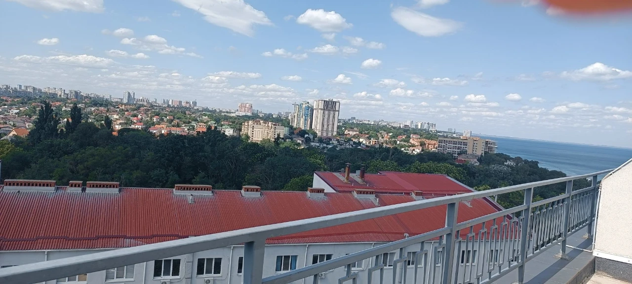 Продам 2-кімнатну квартиру з великою терасою в ЖК «Марініст»