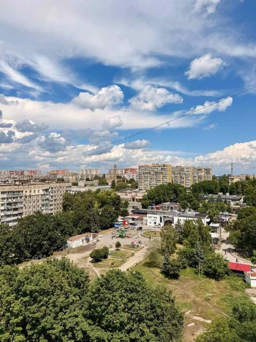 Продам 2х ком квартиру на Тополе!