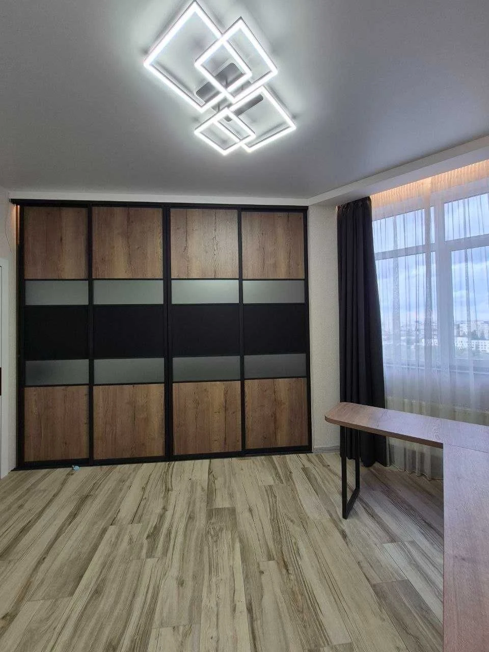 В продаже 2-комнатная квартира. ЖК Фаворит, вид на море. Фон