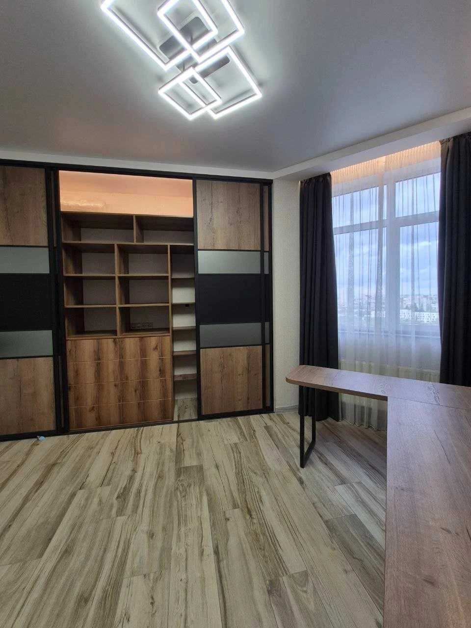 В продаже 2-комнатная квартира. ЖК Фаворит, вид на море. Фон