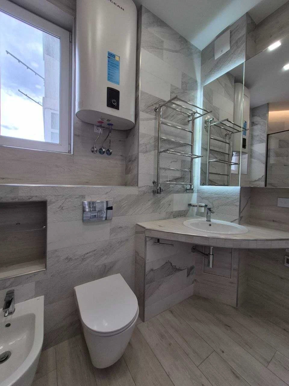 В продаже 2-комнатная квартира. ЖК Фаворит, вид на море. Фон