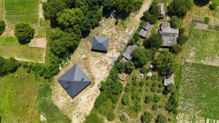 Продаж будинку з великою земельною ділянкою