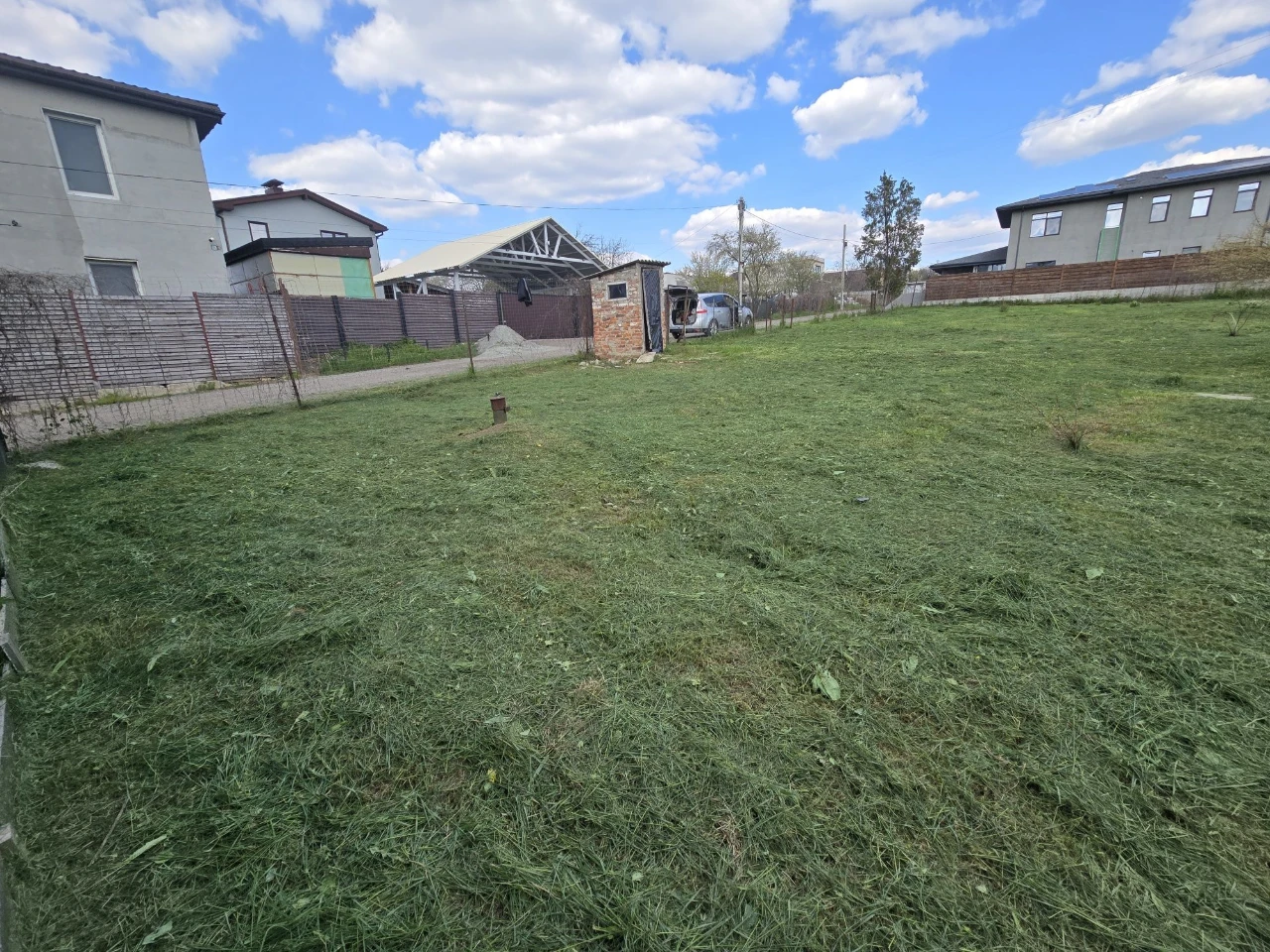 Продам участок 12 соток  приватизированный  науки 65ровный