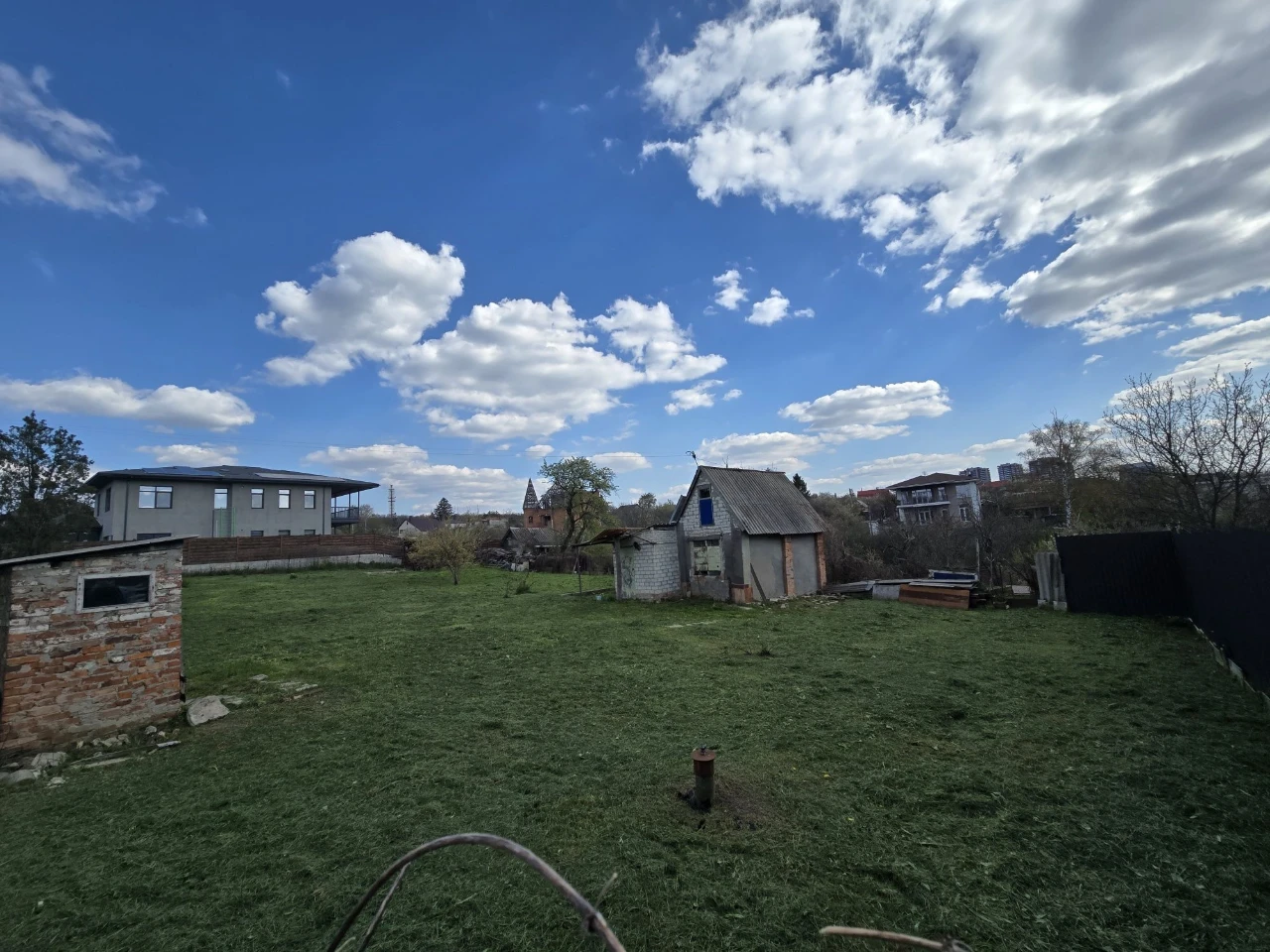 Продам участок 12 соток  приватизированный  науки 65ровный