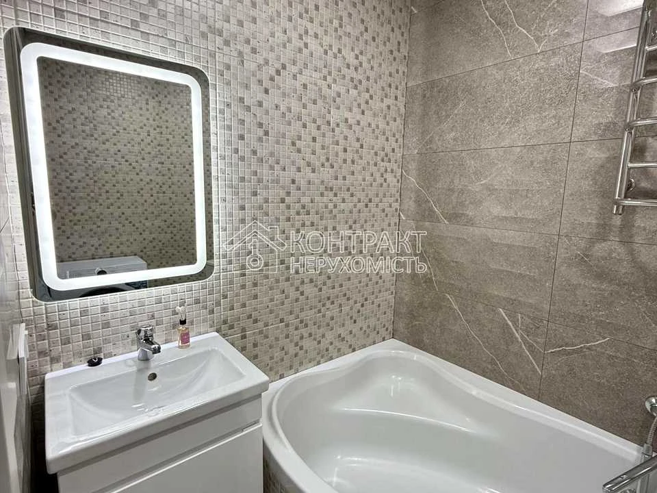 Apartment. Kharkiv, Traktorostudivnyky Ave.
