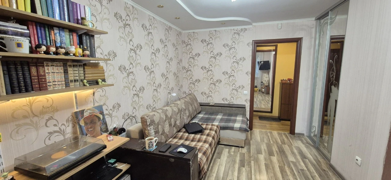 Продаж 2 кімнатної квартири Окружна