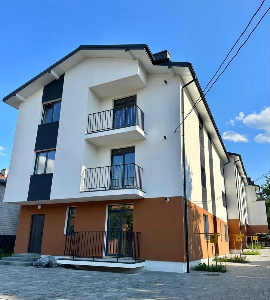 Продаж 2-кімнатної квартири з чорновим ремонтом у клубному Ж