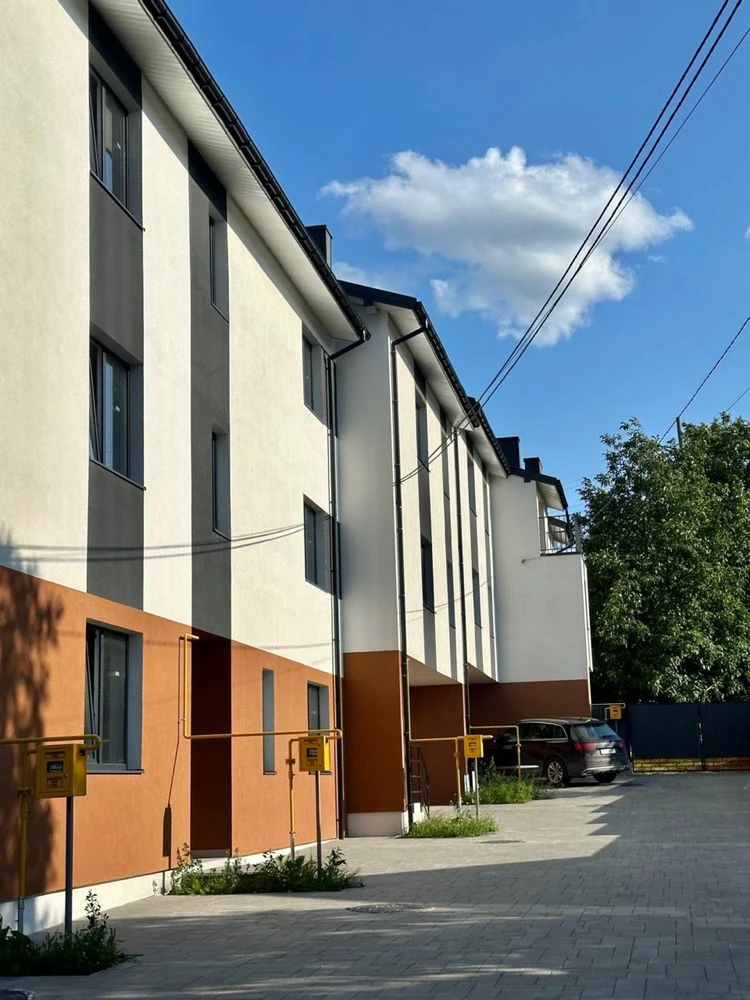 Продаж 2-кімнатної квартири з чорновим ремонтом у клубному Ж