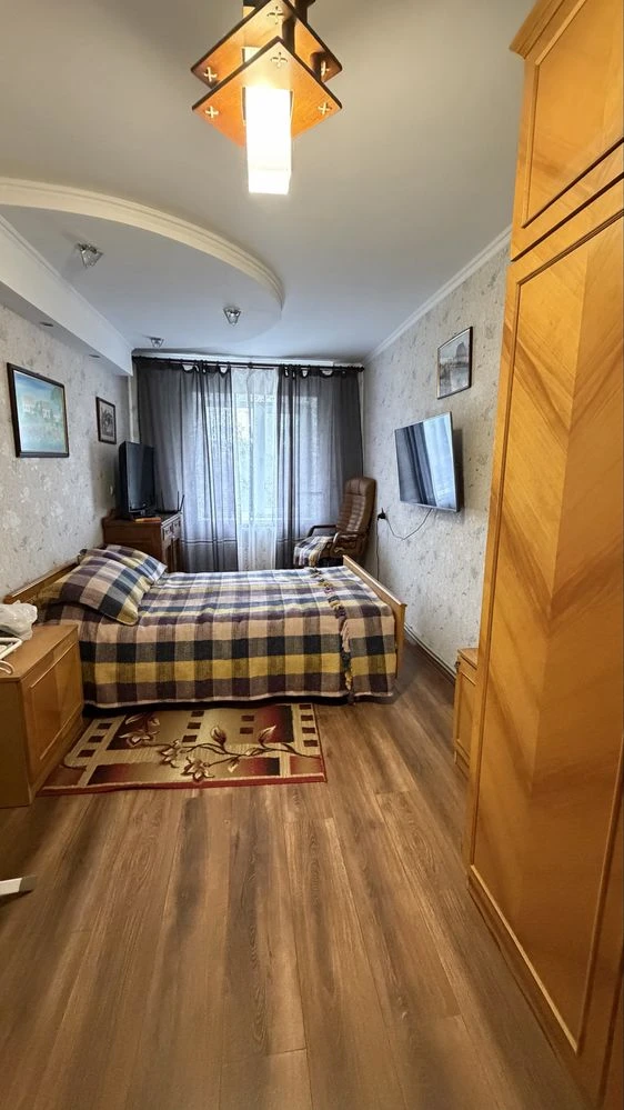 Продам 3х кімнатну квартиру переплановану у 2 кімнатну по ву