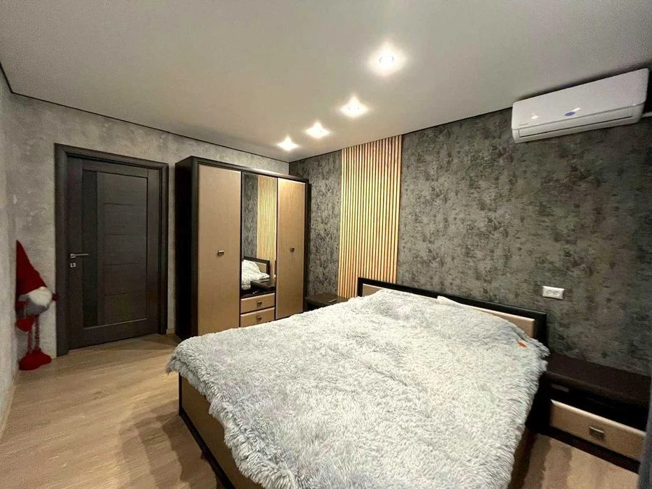 I will sell a 3-room apartment with modern renovation at Bogomaza, 188