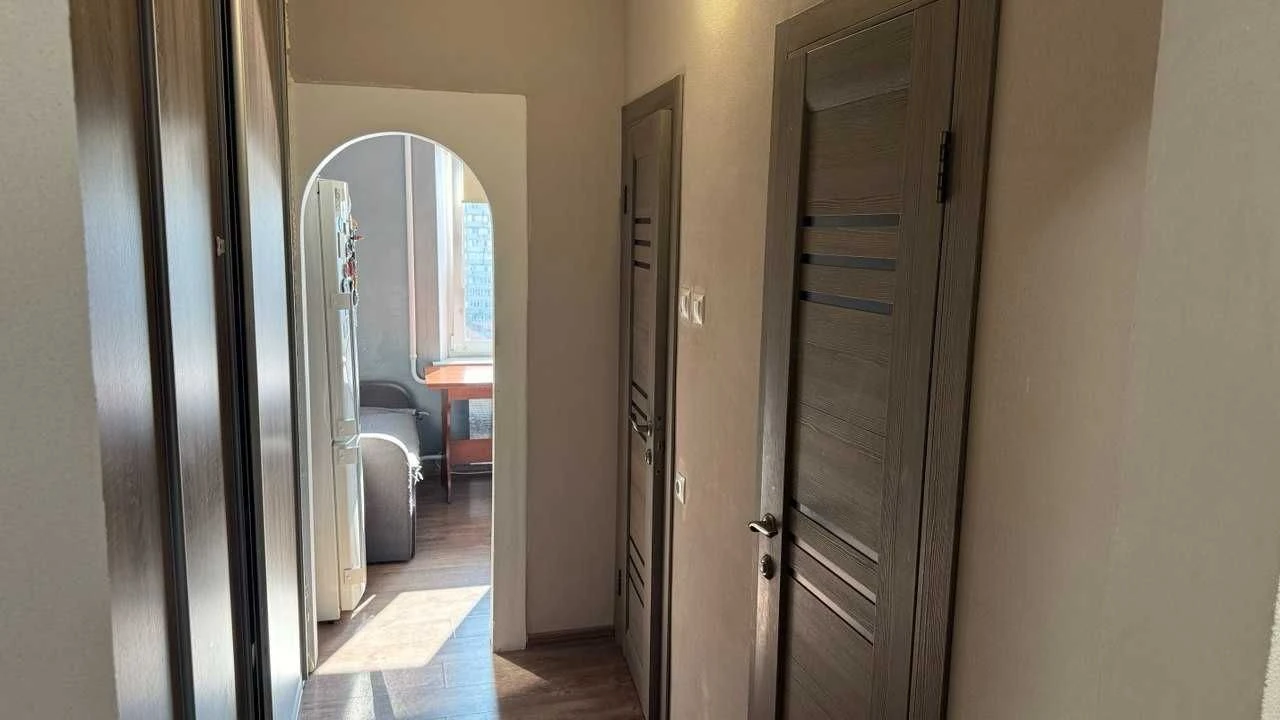 Однокімнатна квартира 40,6 м² з ремонтом, меблями та техніко