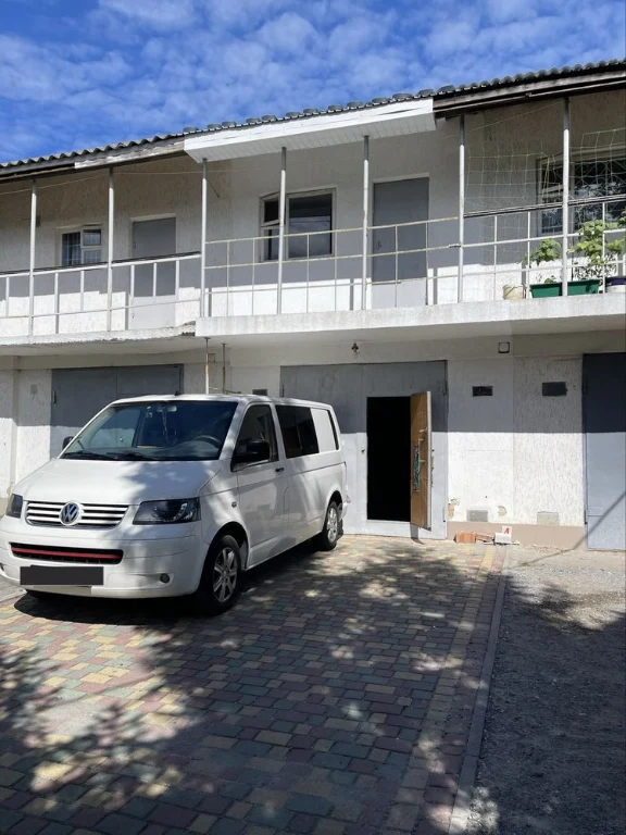 Продам двоповерховий гараж у Південно-Західному районі.