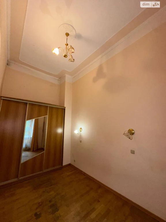 Продаж Квартира Площа Ринок