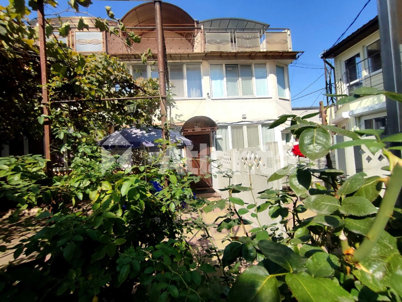 Продажа 3-этажного дома — первая линия от моря!