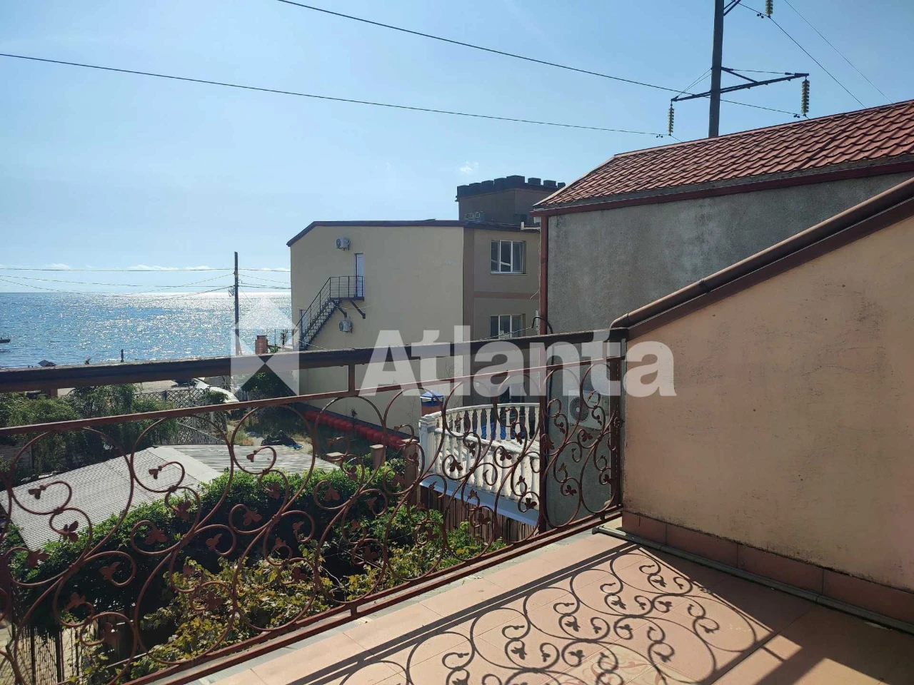 Продажа 3-этажного дома — первая линия от моря!