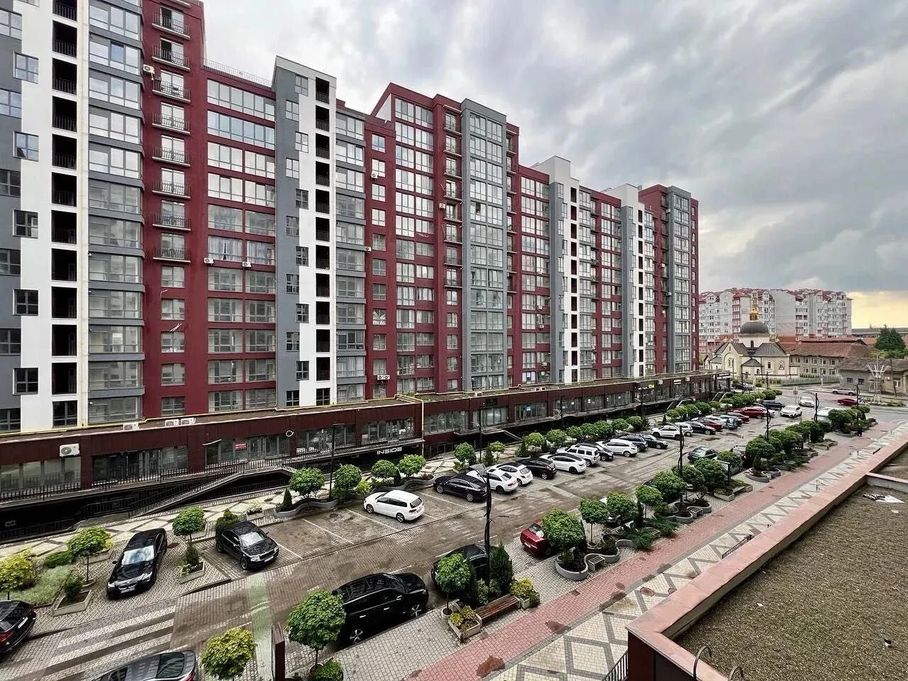 Сучасна півторачка з меблями та технікою в центрі 4 поверх