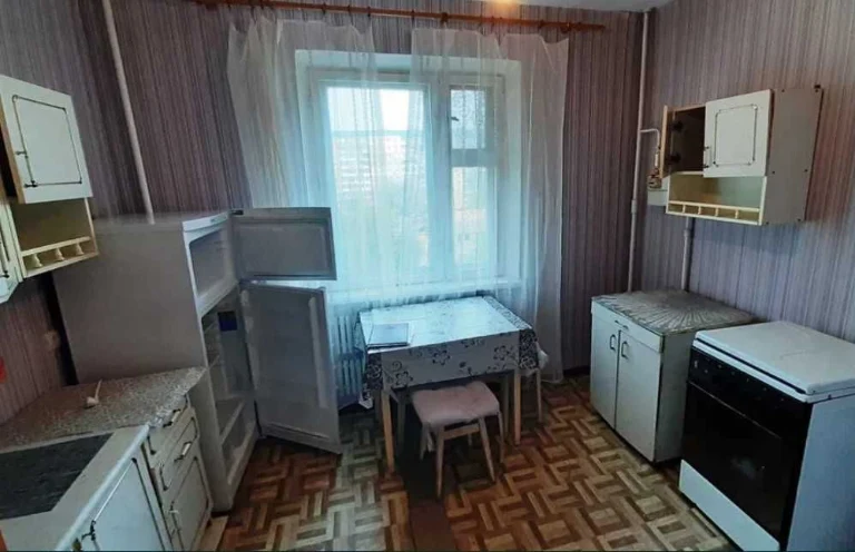 3 кім в ЦЕГЛІ, середній поверх, СЛОБОЖАНСЬКИЙ (ГАЗЕТИ ПРАВДИ