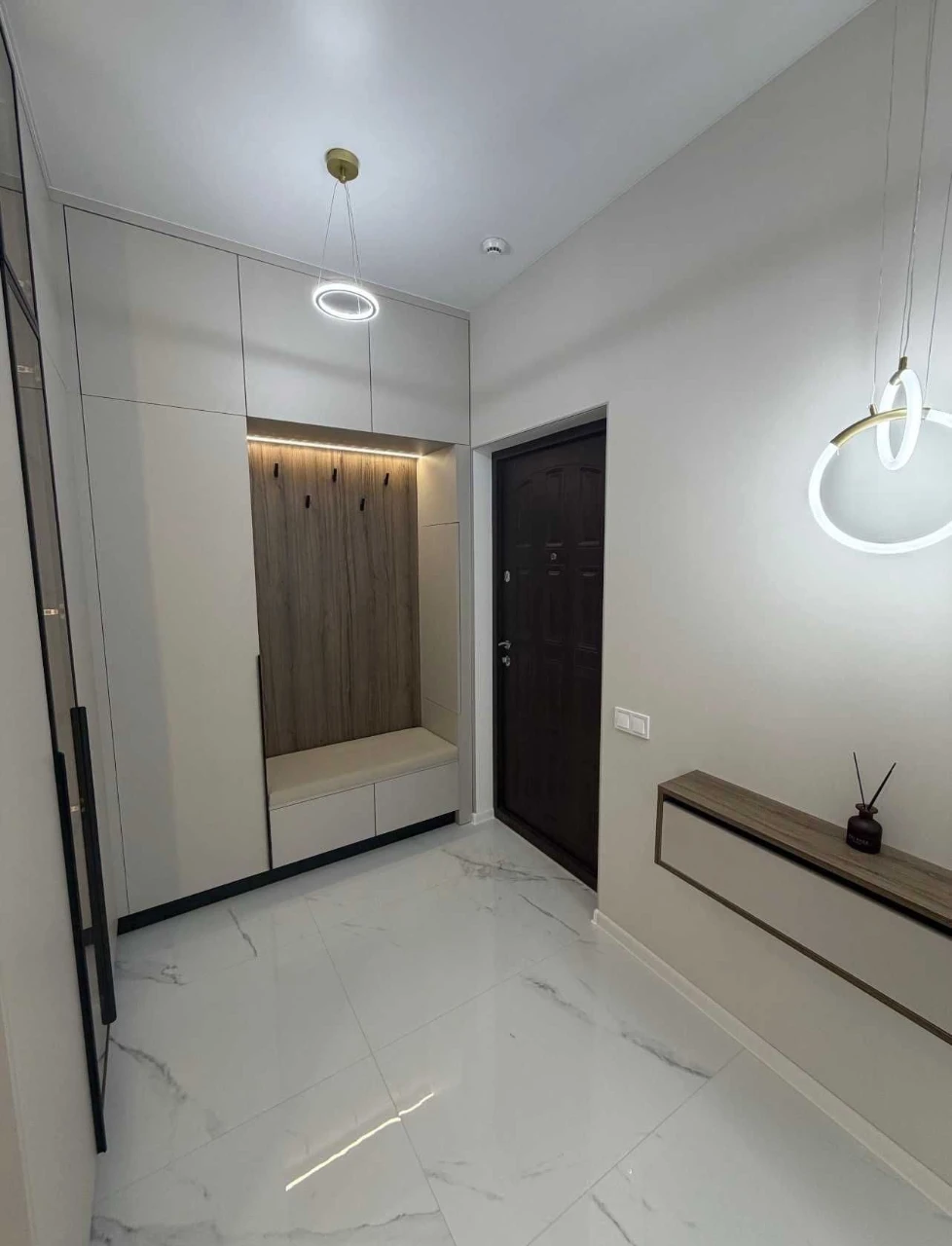 Продам 2-к квартиру на Краснова, Кадор