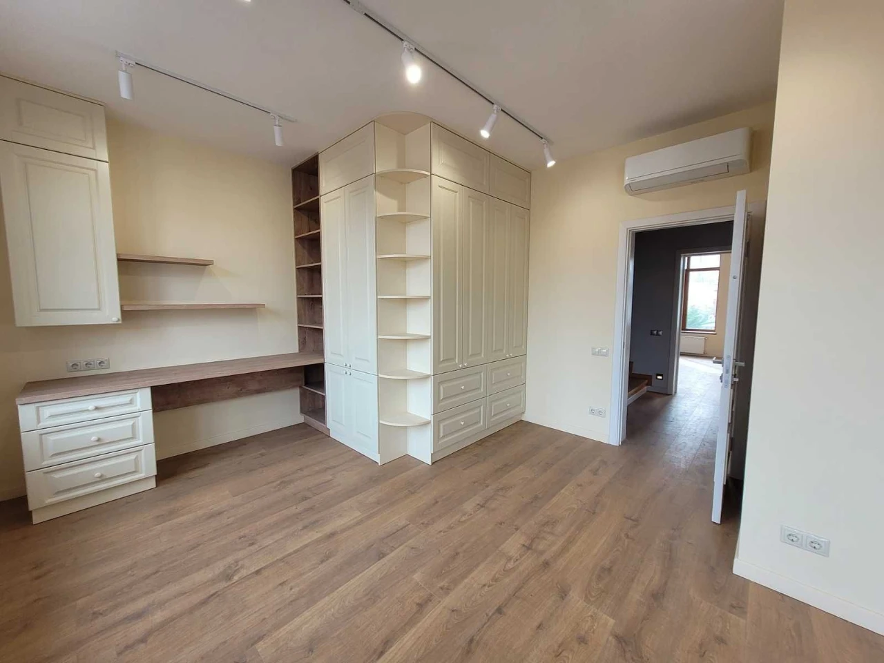 Продам новый дом в Центре Таирова. 5 Комнат. Академика Корол