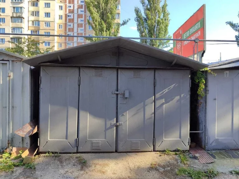 Металевий гараж, Борщагівка
