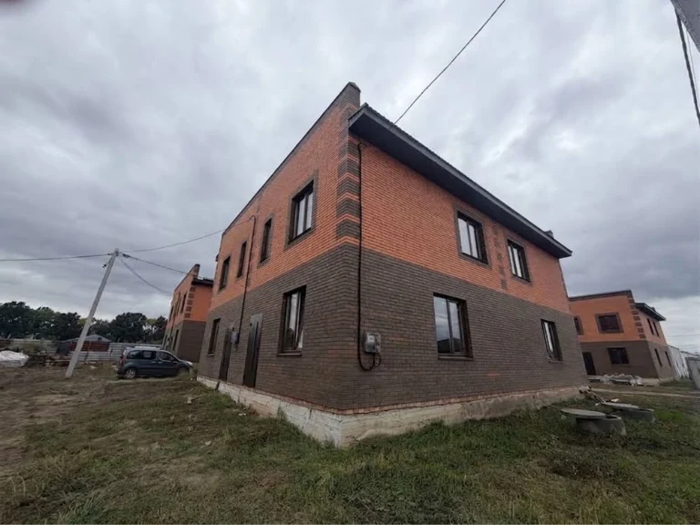 Продаж сучасного дуплекса із власною кутовою ділянкою у хоро