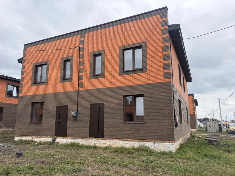 Продаж сучасного дуплекса із власною кутовою ділянкою у хоро