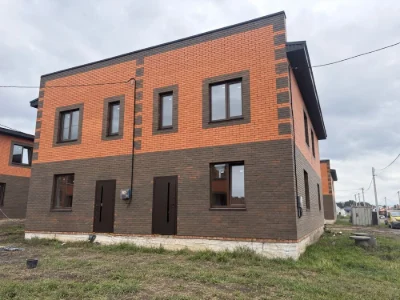 Продаж сучасного дуплекса із власною кутовою ділянкою у хоро