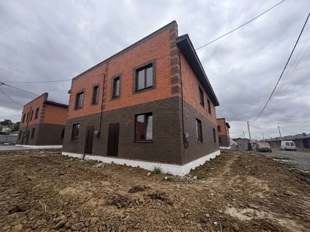 Продаж сучасного дуплекса із власною кутовою ділянкою у хоро