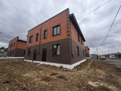 Продаж сучасного дуплекса із власною кутовою ділянкою у хоро