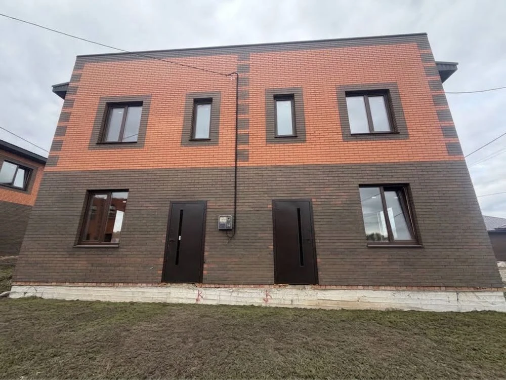 Продаж сучасного дуплекса із власною кутовою ділянкою у хоро