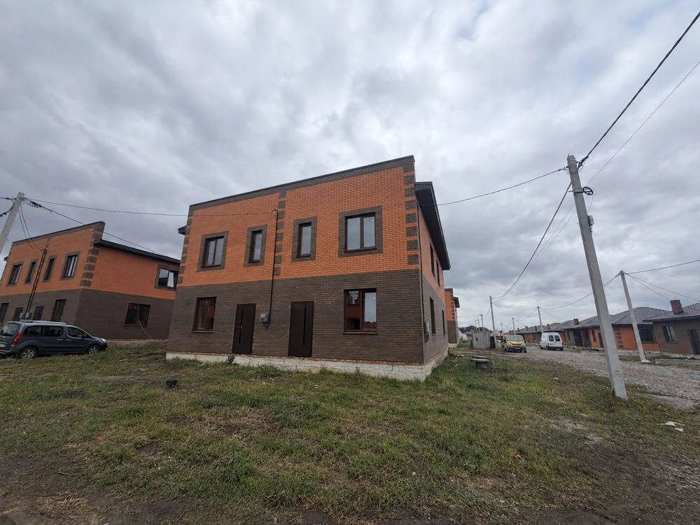Продаж сучасного дуплекса із власною кутовою ділянкою у хоро