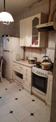 Selling a 3-room apartment on the 2nd floor of a 9th-story building. Price: 27,000 rubles (404771).