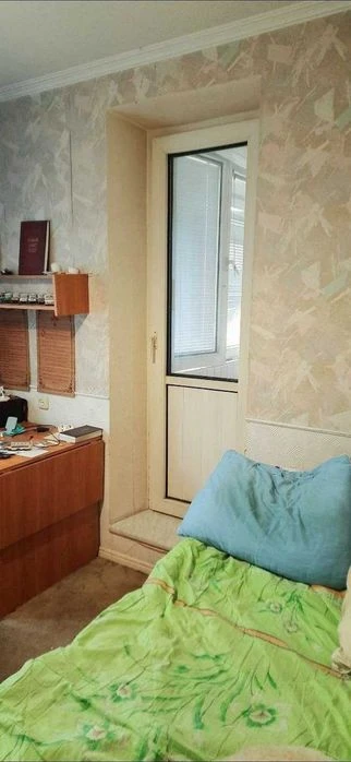 Selling a 3-room apartment on the 2nd floor of a 9th-story building. Price: 27,000 rubles (404771).