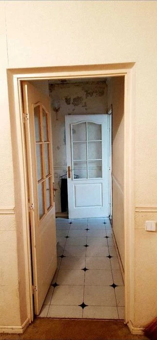 Selling a 3-room apartment on the 2nd floor of a 9th-story building. Price: 27,000 rubles (404771).