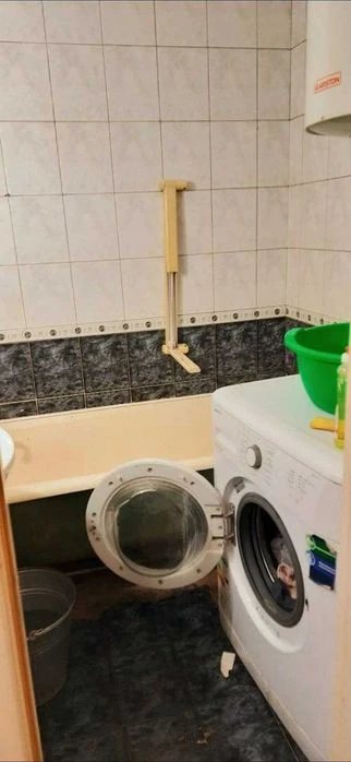 Selling a 3-room apartment on the 2nd floor of a 9th-story building. Price: 27,000 rubles (404771).