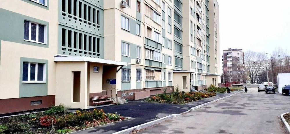 Selling a 3-room apartment on the 2nd floor of a 9th-story building. Price: 27,000 rubles (404771).
