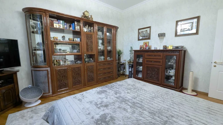 бульвар Верховної Ради, 13// 2-к квартира в сталінці 58 м²//