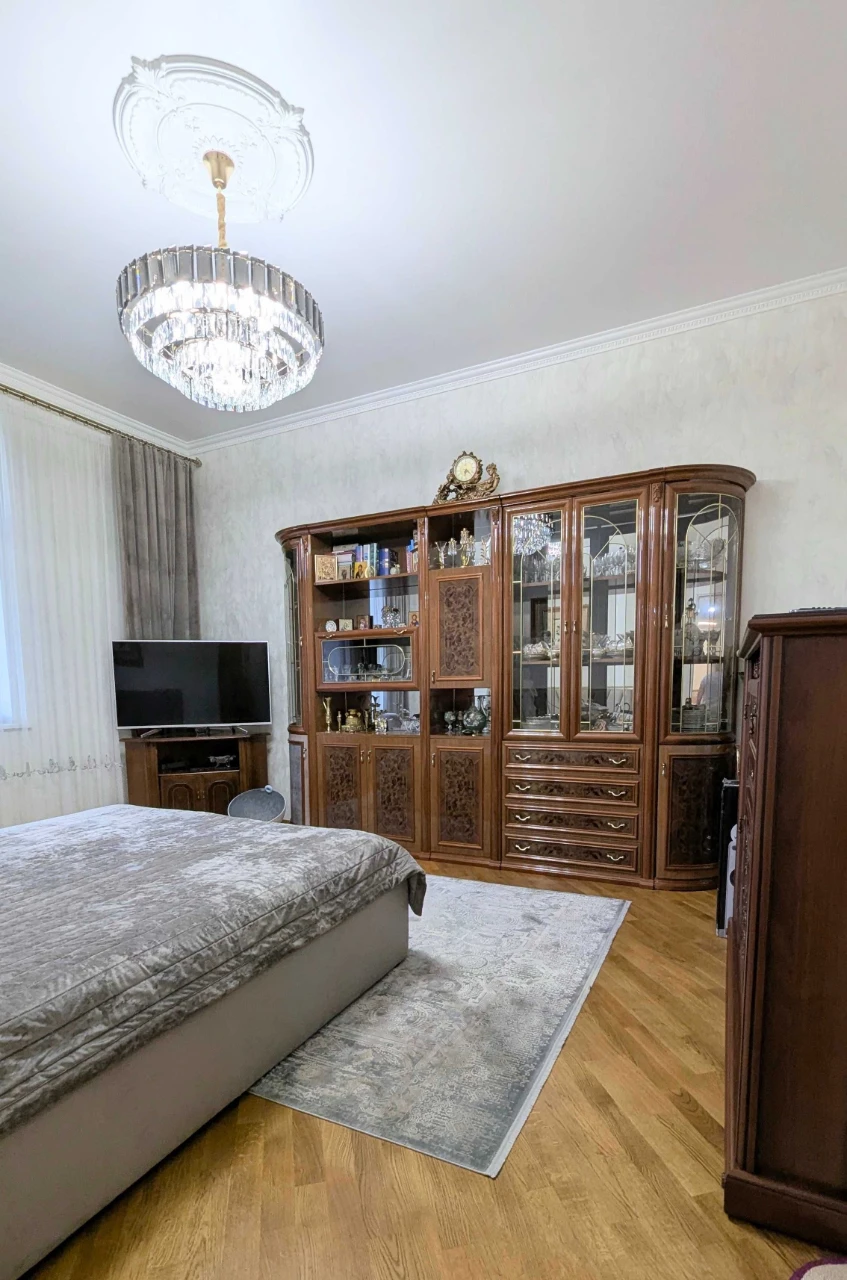 бульвар Верховної Ради, 13// 2-к квартира в сталінці 58 м²//