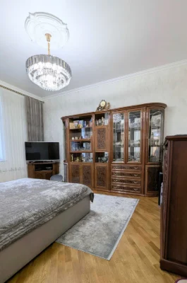 бульвар Верховної Ради, 13// 2-к квартира в сталінці 58 м²//