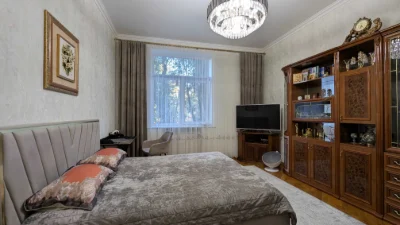 бульвар Верховної Ради, 13// 2-к квартира в сталінці 58 м²//