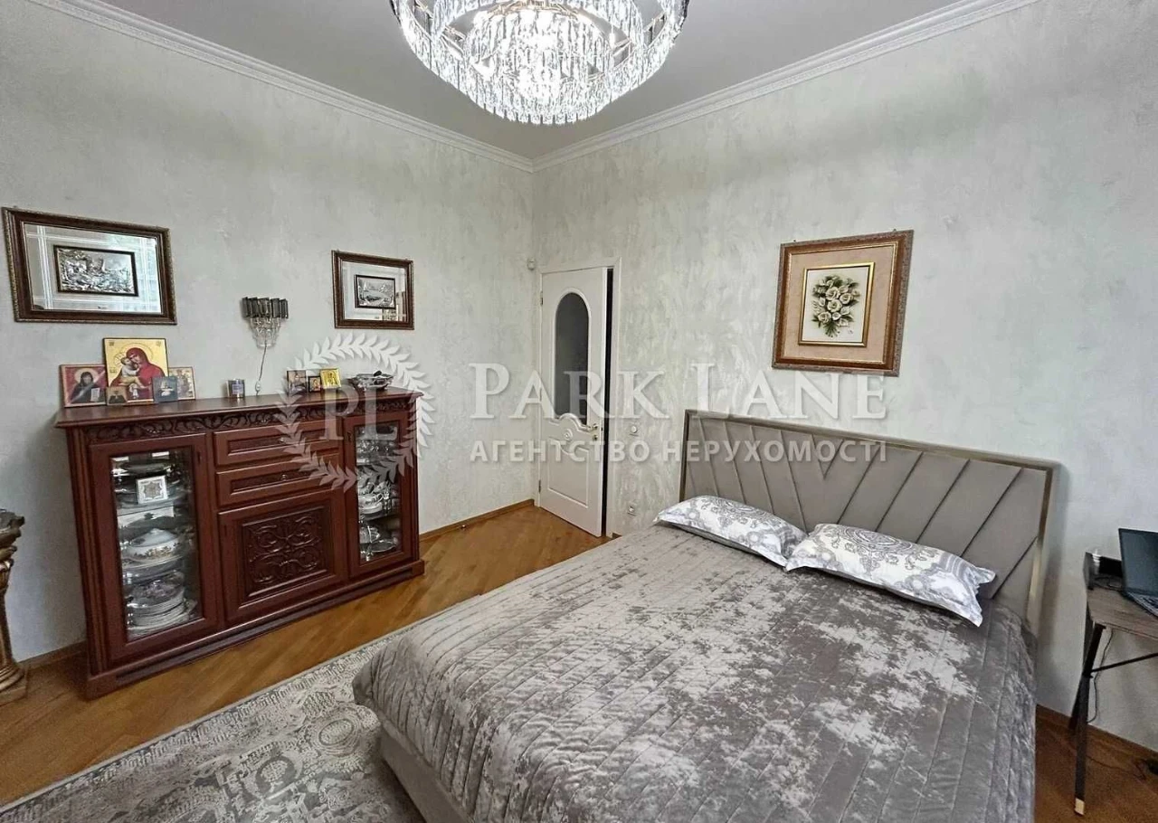 бульвар Верховної Ради, 13// 2-к квартира в сталінці 58 м²//
