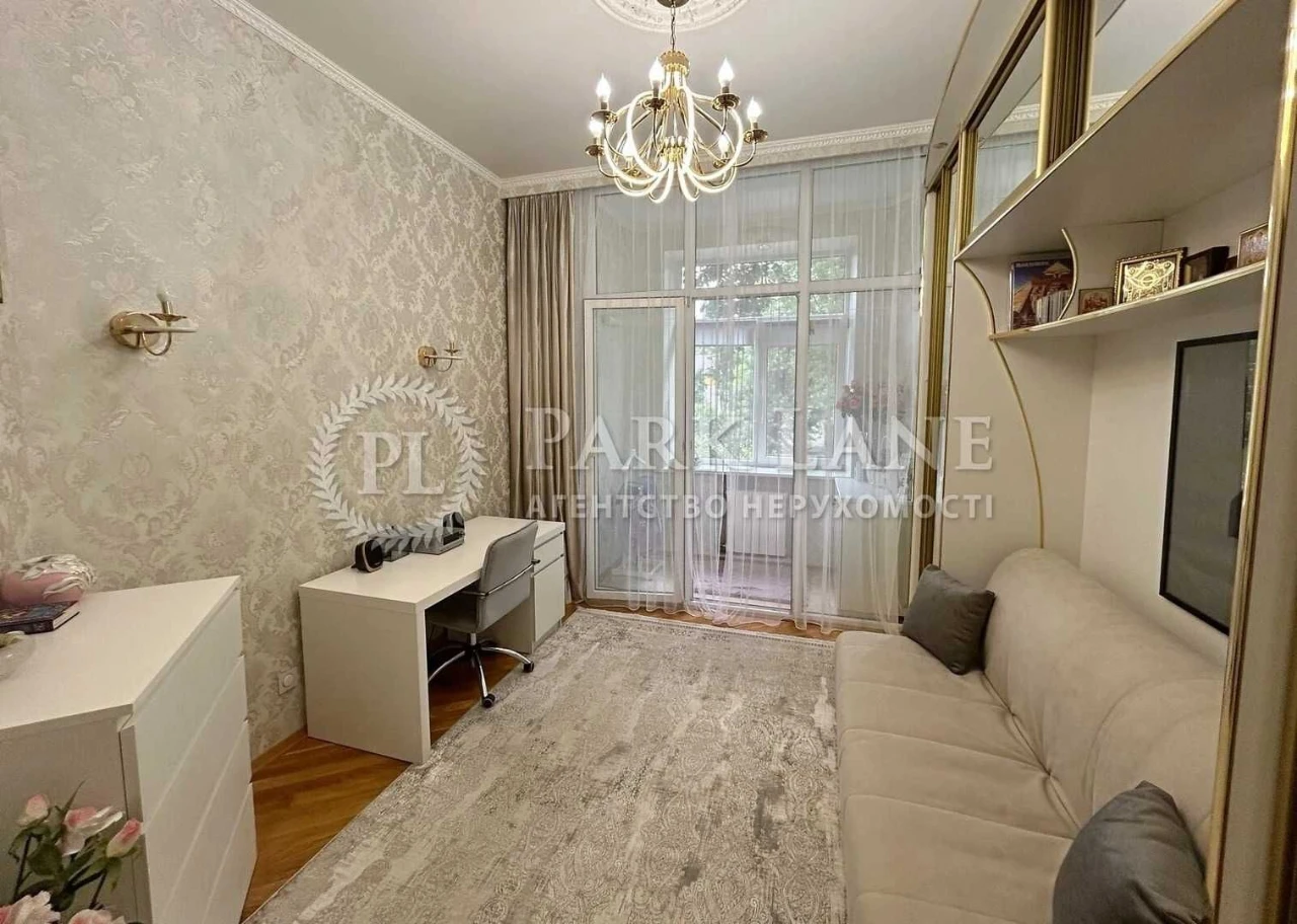 бульвар Верховної Ради, 13// 2-к квартира в сталінці 58 м²//