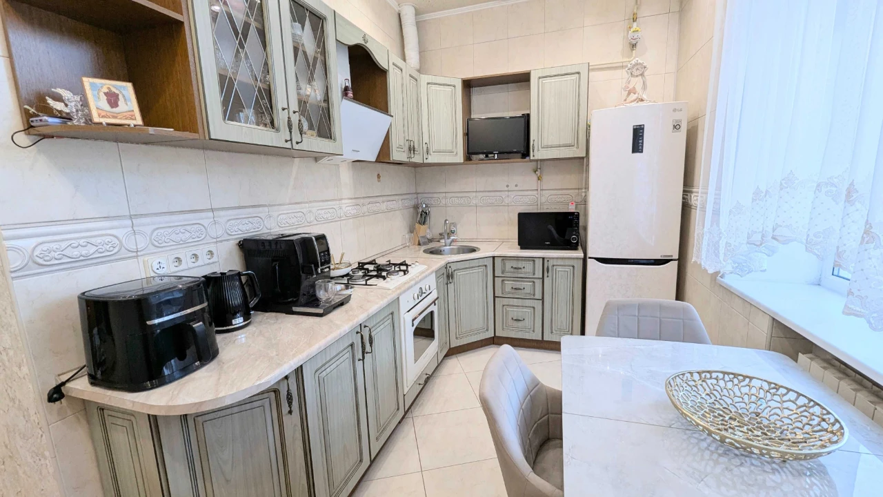 бульвар Верховної Ради, 13// 2-к квартира в сталінці 58 м²//
