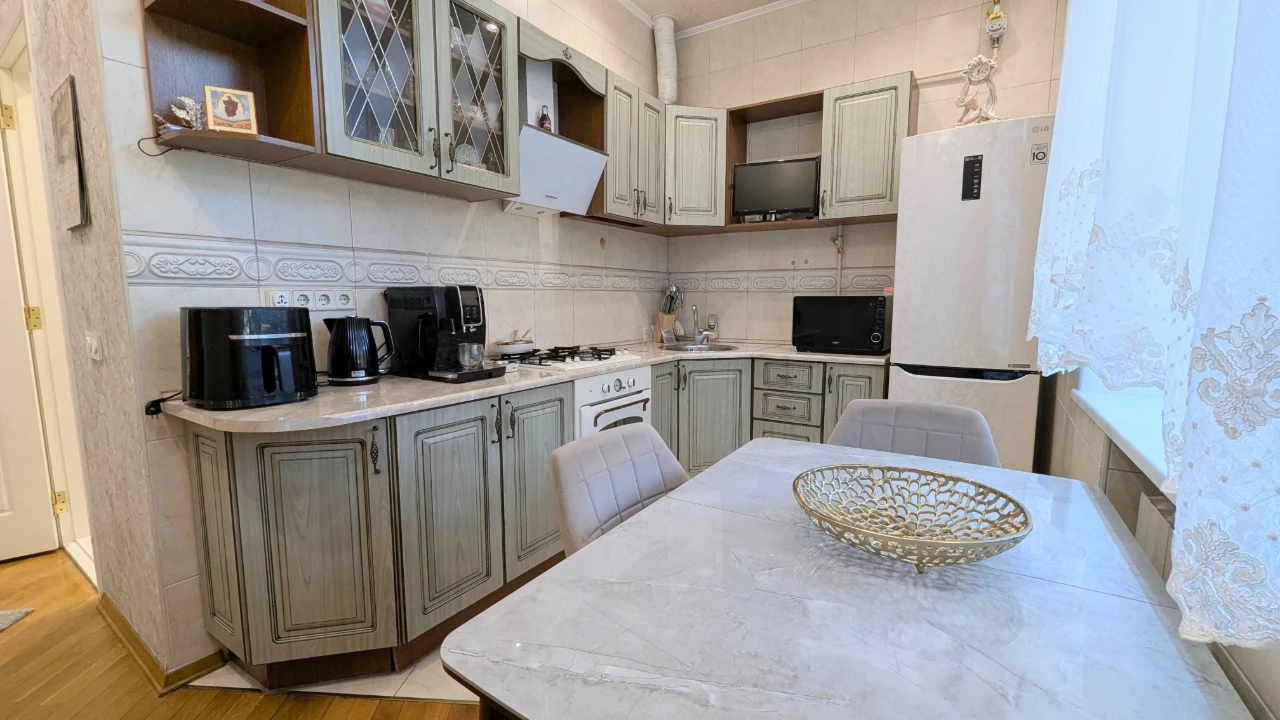 бульвар Верховної Ради, 13// 2-к квартира в сталінці 58 м²//