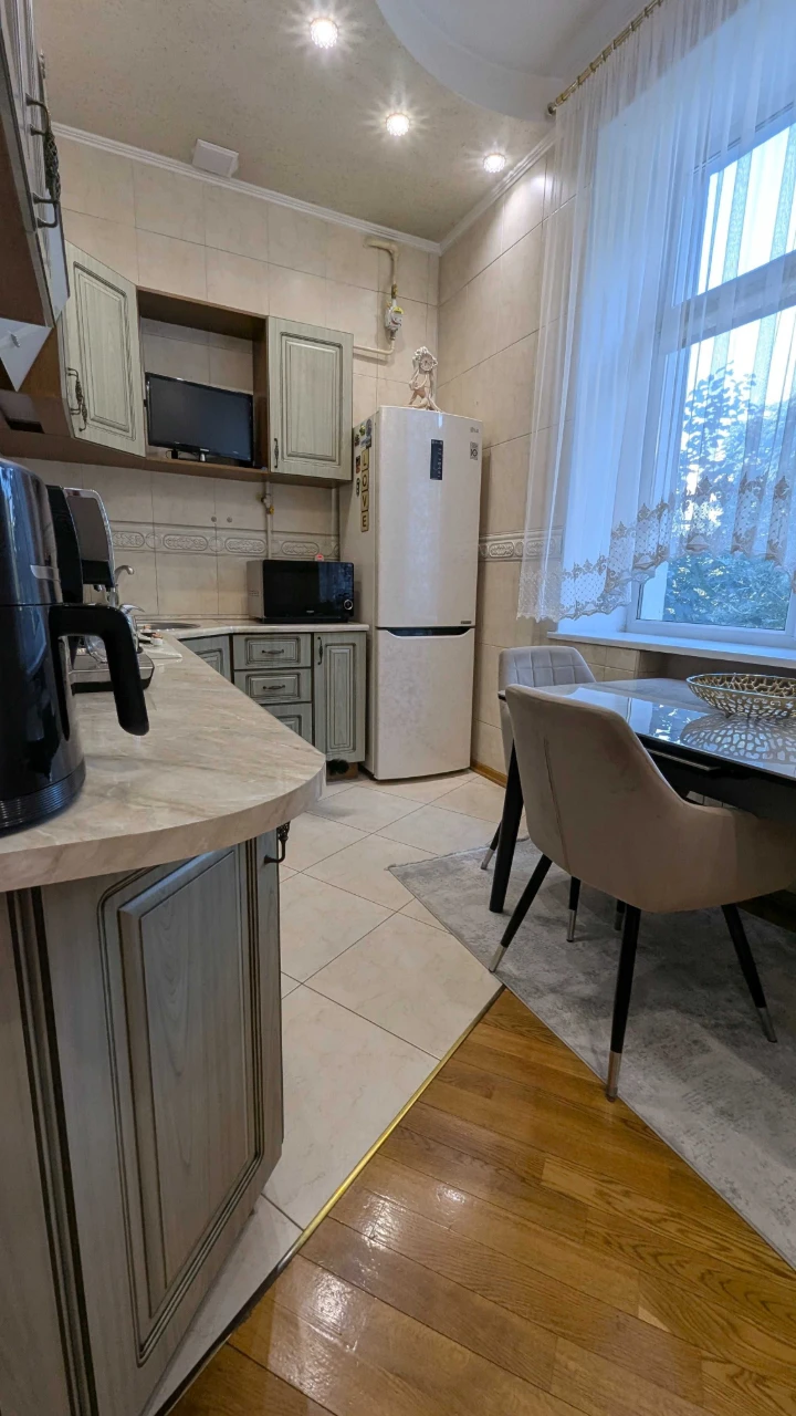 бульвар Верховної Ради, 13// 2-к квартира в сталінці 58 м²//